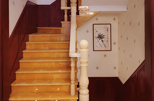 滁州中式别墅室内汉白玉石楼梯的定制安装装饰效果