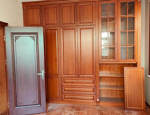 滁州中式家庭装修里定制的实木衣柜效果图
